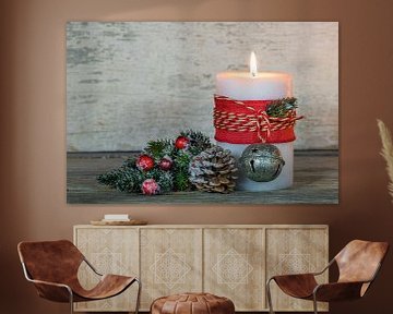 Advent kaarslicht met traditionele kerstklok decoratie op hout van Alex Winter