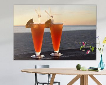 cocktails bij zonsondergang op het strand van Osterhuis