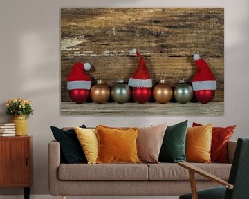 Kerstmis houten achtergrond decoratie met kerstballen versierd met rode kerstmutsen van Alex Winter
