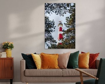 Amelands Leuchtturm, umgeben von Kiefern und Dünen | Fine Art Nature Photography in the Netherlands von Evelien Lodewijks