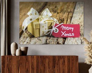 Kerstmisgeschenk met groet etiket Merry Xmas op houten achtergrond van Alex Winter