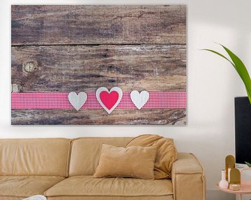 Drei Liebe Herzen auf Holz Hintergrund mit rotem Band Grenze Dekoration von Alex Winter
