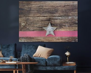 Kerstmis houten achtergrond met stervorm op rood lint van Alex Winter