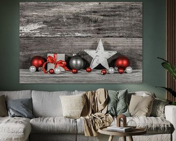Kerstgift met stervorm en kerstballen ornamenten op houten achtergrond van Alex Winter