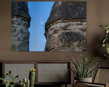Maan tussen de rotsen in Cappadocie, Turkije van Johan Zwarthoed