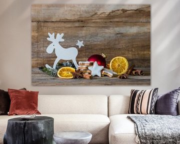 Décoration de fond de Noël avec rennes, biscuits, tranches d'orange sur Alex Winter