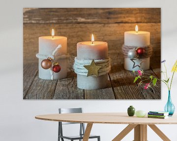 Drei brennende Kerzenflammen mit Ornamenten und Dekoration von Alex Winter