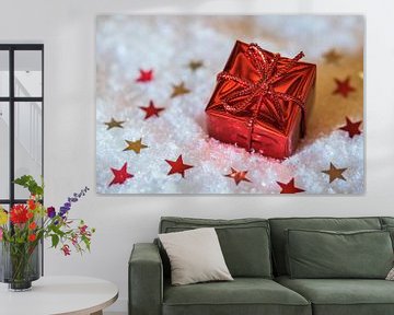 Klein kerstcadeau doosje met stervormige ornamenten boven sneeuw van Alex Winter