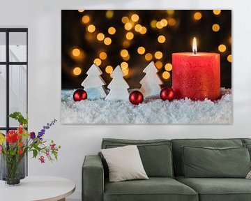 Décoration festive de Noël et de l'Avent avec bougies rouges et ornements sur Alex Winter