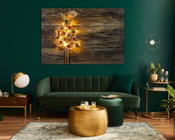 De vorm van de kerstboom met versieringen en warm licht op houten achtergrond van Alex Winter