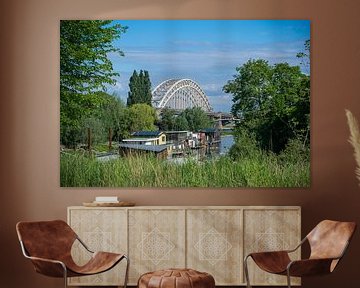 De mooie Waalbrug in Nijmegen in de zomer van Patrick Verhoef
