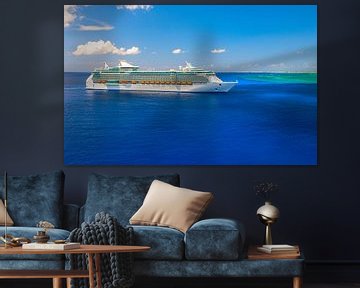 Reusachtig luxe cruiseschip wordt aanbesteed naast Grand Cayman eiland van Yevgen Belich