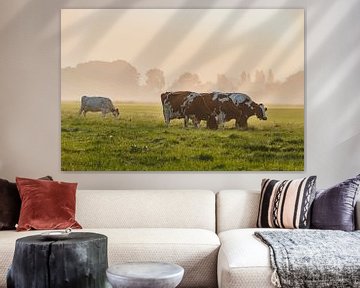 Vaches dans une prairie pendant un lever de soleil brumeux. sur Sjoerd van der Wal Photographie