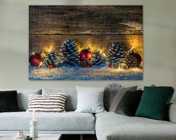 Décoration de Noël avec pommes de pin, ornements traditionnels, lumière sur Alex Winter