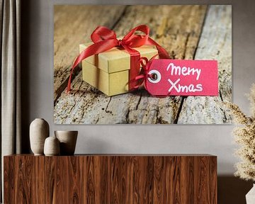 Kerstmisgeschenk met groetmarkering Vrolijk Kerstmis op houten achtergrond van Alex Winter