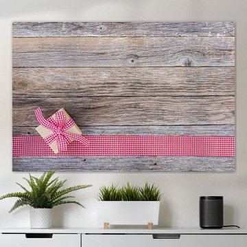 Kleines Geschenk mit roter Schleife von Alex Winter