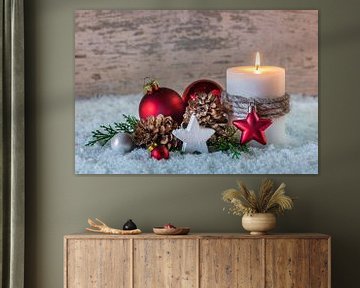 Advent en Kersttijd decoratie met kaarsvlam, dennenappels van Alex Winter