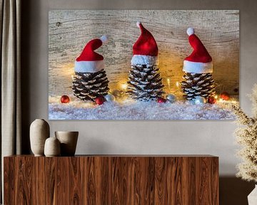 Kerstmis achtergrond met drie dennenappels versierd met kerstmutsen van Alex Winter