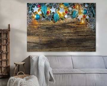 Kerstmis houten achtergrond met besneeuwde sparren tak frame van Alex Winter
