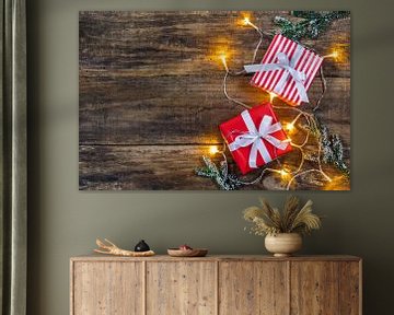 Kerstgeschenken met licht en dennentakken decoratie van Alex Winter