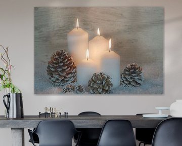 Kaarslicht in advent- en kersttijd, sneeuw en houten achtergrond van Alex Winter
