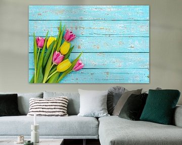 Mooie bos bloemen met verse tulpen op blauw hout van Alex Winter