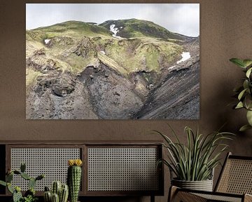 Groen bergachtig landschap op een eiland | IJsland van Photolovers reisfotografie