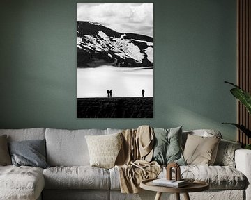 Silhouet van mensen in de bergen en sneeuw | IJsland van Photolovers reisfotografie
