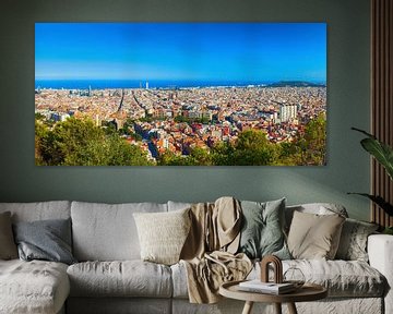 Panoramisch uitzicht op de stad Barcelona vanaf de berg. van Yevgen Belich