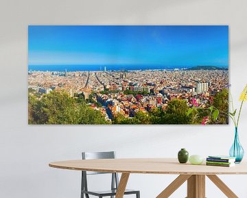 Panoramisch uitzicht op de stad Barcelona vanaf de berg. van Yevgen Belich