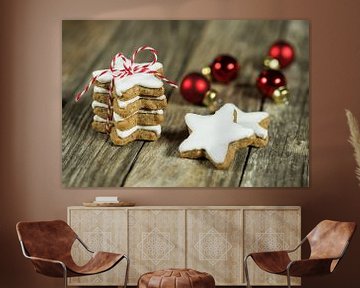 Stapel de sterrenkoekjes van Kerstmis op houten achtergrond met rode kerstballen van Alex Winter