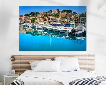 Boten in de haven van de mooie stad Port de Soller aan de kust van het eiland Mallorca, Spanje van Alex Winter