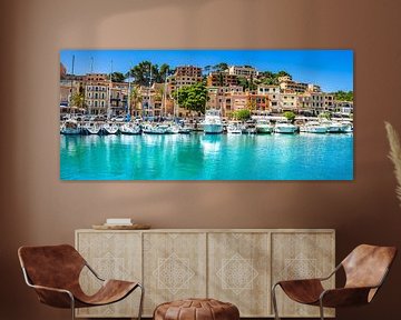 Kleurrijke huizen en boten van mooie stad van Port de Soller, Mallorca Spanje, Balearen van Alex Winter