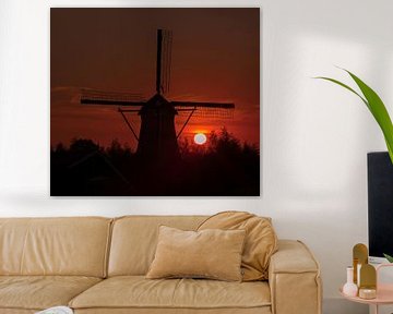 Coucher de soleil derrière un moulin. sur Silvia Groenendijk