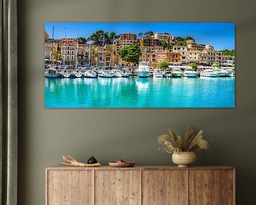 Kleurrijke huizen en boten van mooie stad van Port de Soller, Mallorca Spanje van Alex Winter
