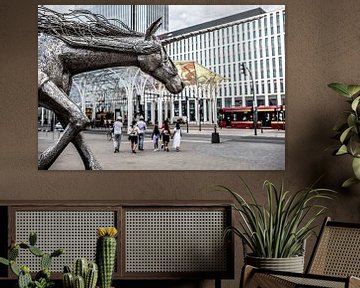 Straßenbahnhaltestelle im Zentrum von Lodz mit der Statue des Einhorns von Eric van Nieuwland