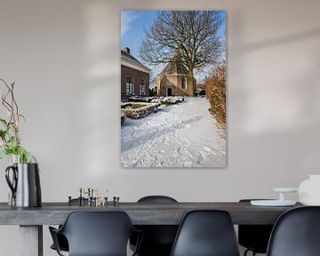 Église protestante du village néerlandais de Drimmelen dans la neige