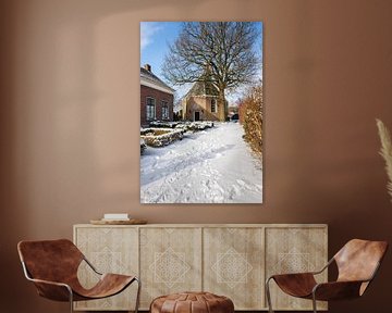 Protestantische Kirche im niederländischen Dorf Drimmelen im Schnee