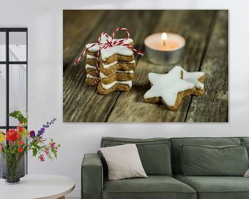 Advent- en kerststilleven met stapeltje sterrenkoekjes en kaarslicht van Alex Winter