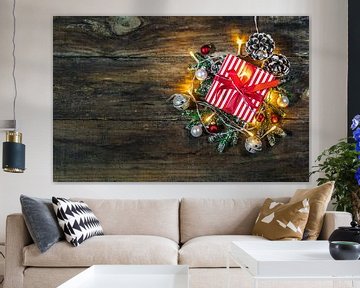Kerstgeschenkdoos met licht, ornamenten en natuurlijke decoratie van Alex Winter