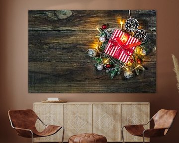 Kerstgeschenkdoos met licht, ornamenten en natuurlijke decoratie van Alex Winter