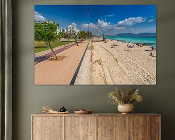 Promenade de la plage de sable sur la côte de Cala Millor sur l'île de Majorque, Espagne Mer Méditer