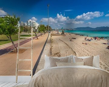 Sandstrandpromenade an der Küste von Cala Millor auf der Insel Mallorca, Spanien Mittelmeer von Alex Winter