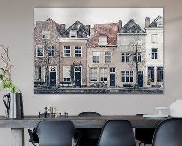 Vue sur la rue des anciennes maisons du canal de 's-Hertogenbosch