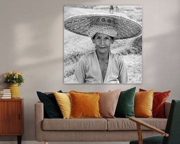 Portret van een rijstplukster in Indonesie van Hans Vos Fotografie