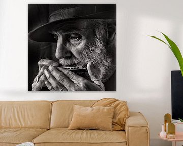 portret van een muzikant met mondharmonica van Hans Vos Fotografie