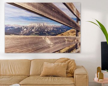 Blick auf die Alpen durch einen Holzzaun von Shanti Hesse