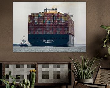 Der Schlepper Beagle unterstützt das Containerschiff MSC Diletta auf der zweiten Maasvlakte. von scheepskijkerhavenfotografie