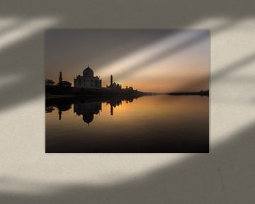 Sonnenuntergang mit Reflektion des Taj Mahal