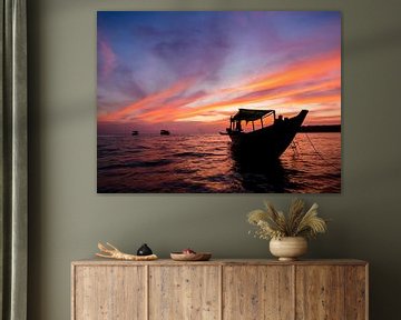 Magnifique coucher de soleil avec un bateau au premier plan